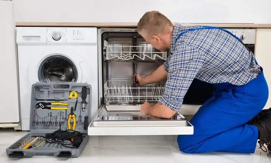 Urla Hotpoint servisi teknisyen ekibi beyaz eşya tamiri yaparken